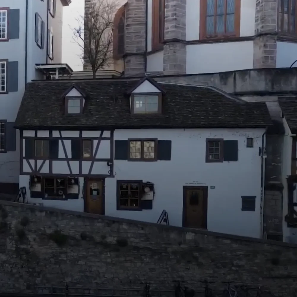 Das 450 jahre alte Thurmbleser Haus in der Basler Altstadt, in dem sich RETINA® befindet