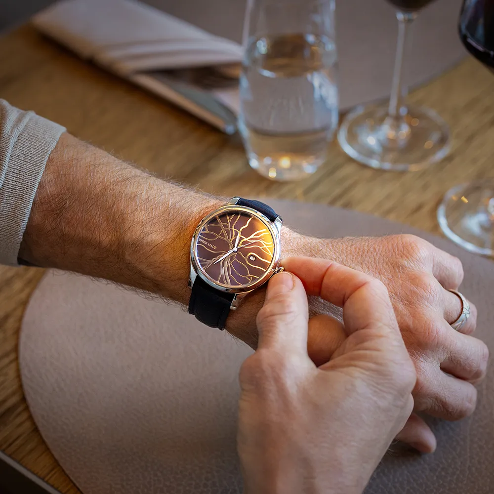 Blaue Retina-Uhr an Herren-Handgelenk