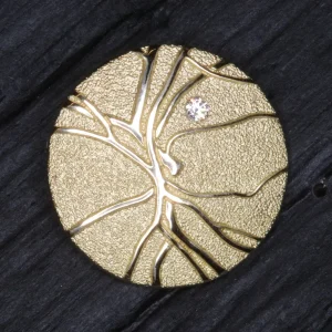 Gold-Anhaenger-mit-diamant-retina-basel