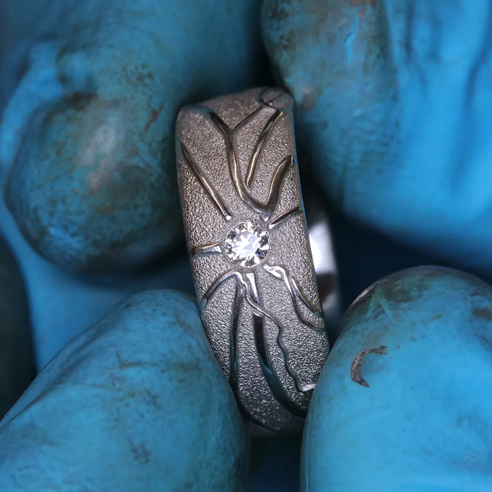 erinnerungsdiamant-beim-polieren-in-950-platin-ring-goldschmiede-retinadesign