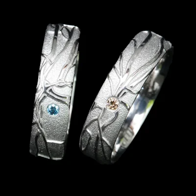 950-Platin-ringe-handgefertigt-mit-blauem-und-cognacfarbenem-Diamant-fuer-Kunden-aus-Antwerpen