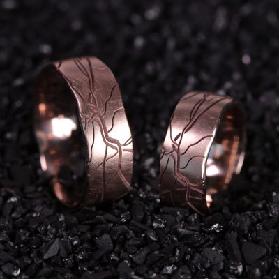 retina-rotgold-rand-organisch-einzigartig-Goldschmiede-Basel-nachhaltig-spezielle-Ringe-individuelle-designs-handgefertigt