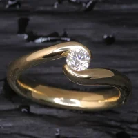 verlobungsringe-750-gold-brillant-embraced-18karat-einzigartig-Goldschmiede-Basel-Juwelier-nachhaltig-fairtrade-spezielle-Ringe-individuelle-designs-handgefertigt