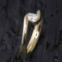 verlobungsringe-750-gold-brillant-embraced-18karat-einzigartig-Goldschmiede-Basel-Juwelier-nachhaltig-fairtrade-spezielle-Ringe-individuelle-designs-handgefertigt-seitenansicht